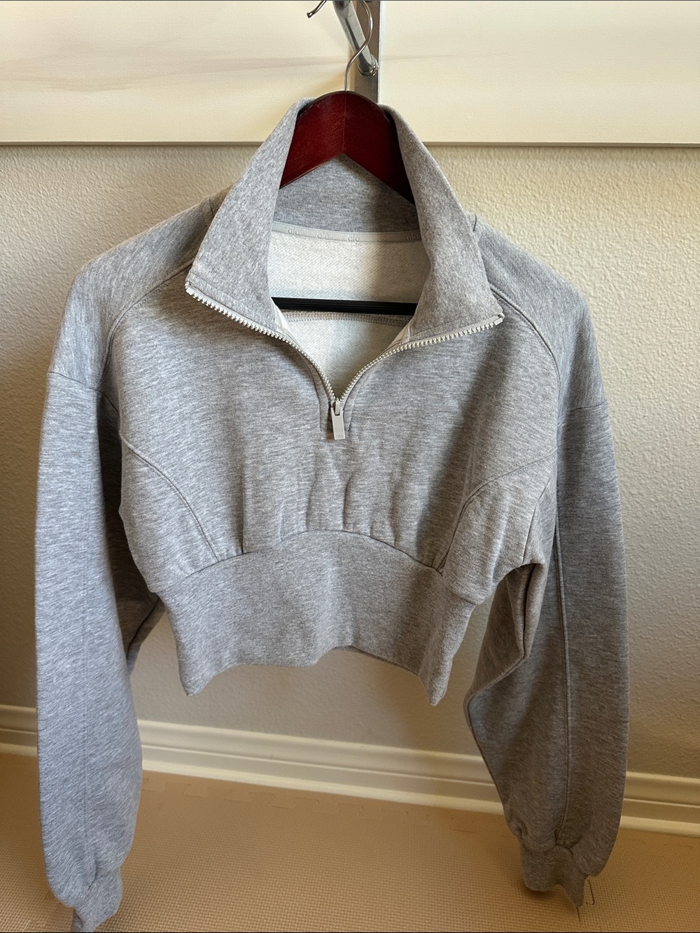 ALO Yoga Cropped Half-Zip Sweatshirt — Heather Gray